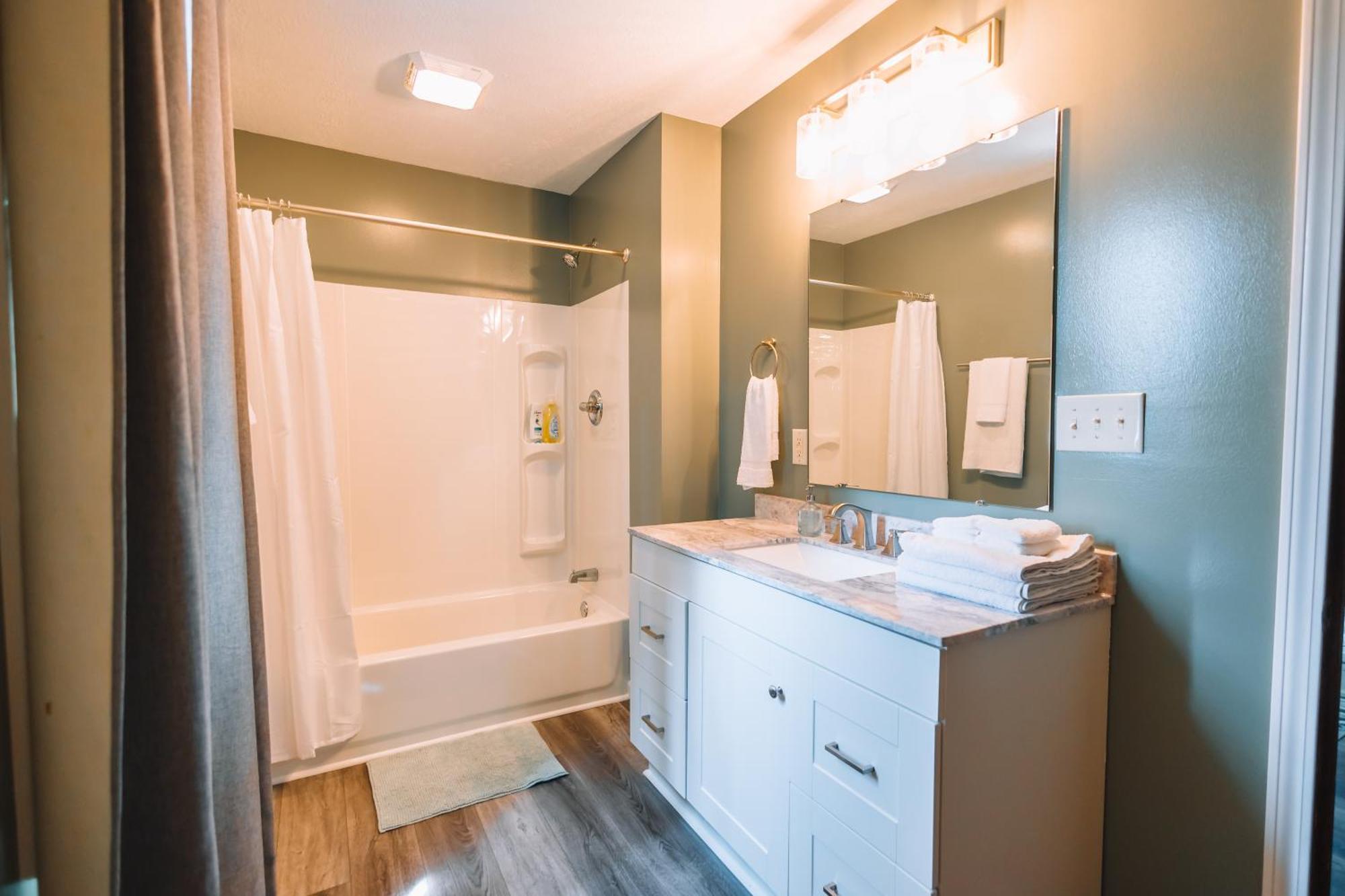 Downtown Escape Great For Large Families & Groups Villa Sugarcreek Eksteriør bilde